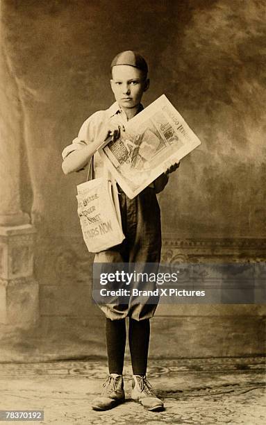 newspaper boy - repartidor de periódicos fotografías e imágenes de stock