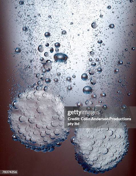 bicarbonate of soda tablets in water - exercise pill stock-fotos und bilder