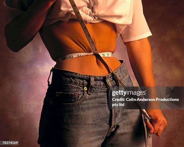 woman measuring waist - anorexie nerveuse photos et images de collection