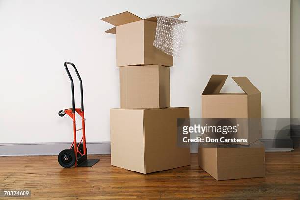 moving boxes - sackkarre stock-fotos und bilder