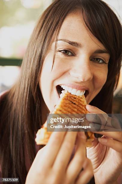 woman eating sandwich - panorering bildbanksfoton och bilder