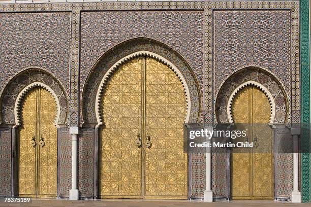 entrance of royal palace, fes, morocco - dar el makhzen stock-fotos und bilder