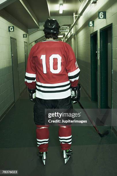 back view of ice hockey player - ice hockey player back turned stock pictures, royalty-free photos & images