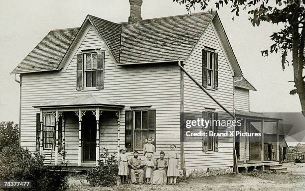 family standing in front of house - empena - fotografias e filmes do acervo