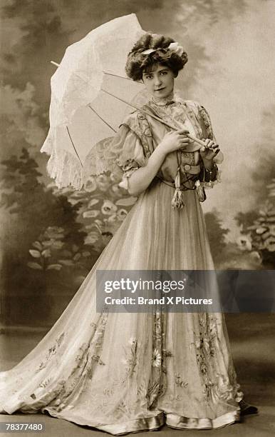 woman with parasol - victorian gown fotografías e imágenes de stock