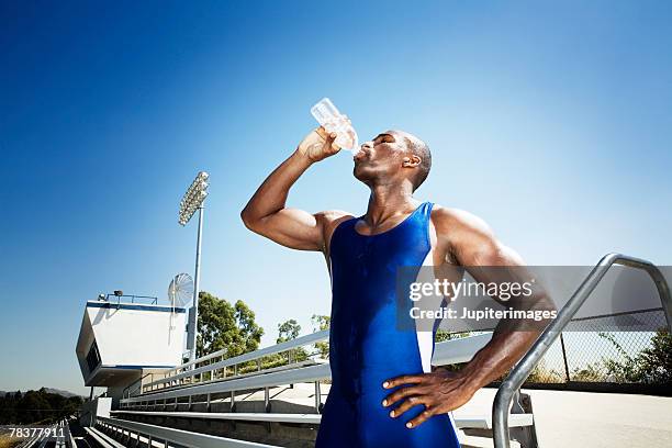 athletic man drinking water - mann wasser trinken sport stock-fotos und bilder