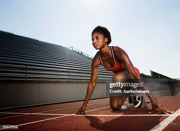 athletic woman preparing for race - athlétisme photos et images de collection