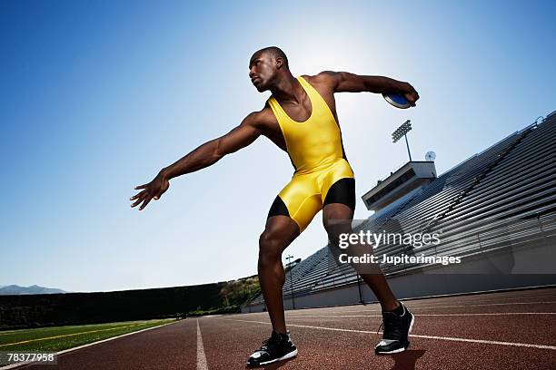 athletic man preparing to throw discus - lancer du disque photos et images de collection