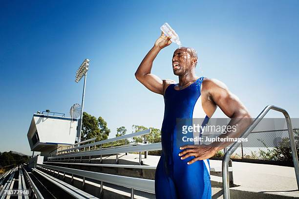 athletic man pouring water on her head - endast en man bildbanksfoton och bilder