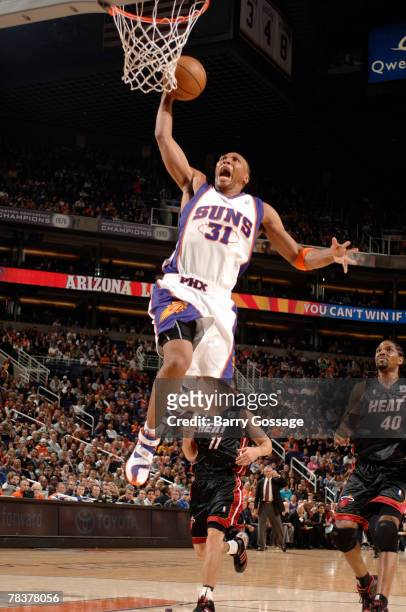 Shawn Marion of the Phoenix Suns dunks against the Miami Heat on December 10, 2007 at U.S. Airways Center in Phoenix, Arizona. NOTE TO USER: User...