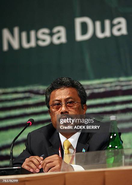 Palau's President Tommy Remengesau speaks during a press conference at the venue of the UN Climate Change Conference 2007 in Nusa Dua on Bali island,...