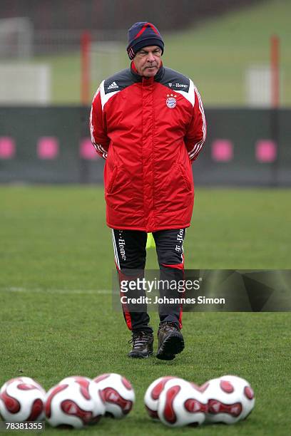 Head coach Ottmar Hitzfeld looks on during the Bayern Munich training session at their training ground Saebener Strasse on December 11, 2007 in...