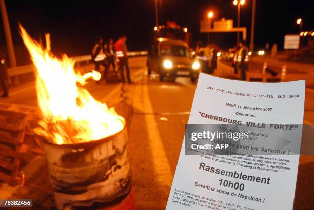 Vue partielle d'un barrage dress? ? l'entr?e de Cherbourg ? l'aube du 11 d?cembre 2007, lors de l'op?ration "Cherbourg ville forte" pour protester...