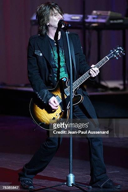 Musician Johnny Rzeznik from the Goo Goo Dolls performs during the "Los Angeles Generation Obama Concert" held at the Gibson amphitheatre on December...