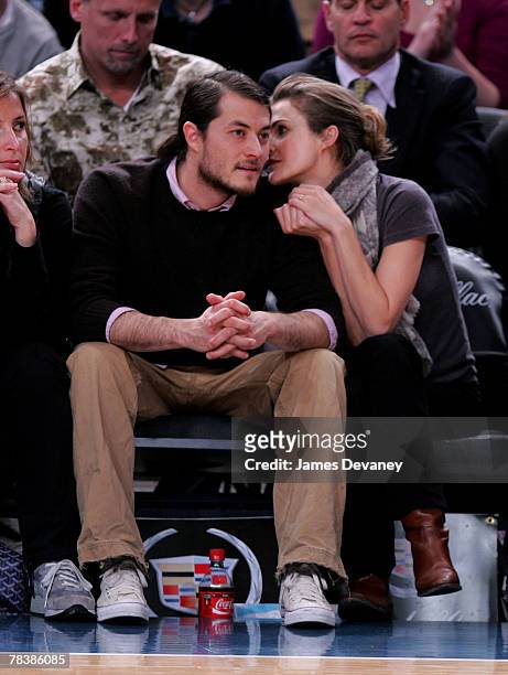Keri Russell and Shane Dreary attend Dallas Mavericks vs New York Knicks game at Madison Square Garden on December 10, 2007 in New York City, New...