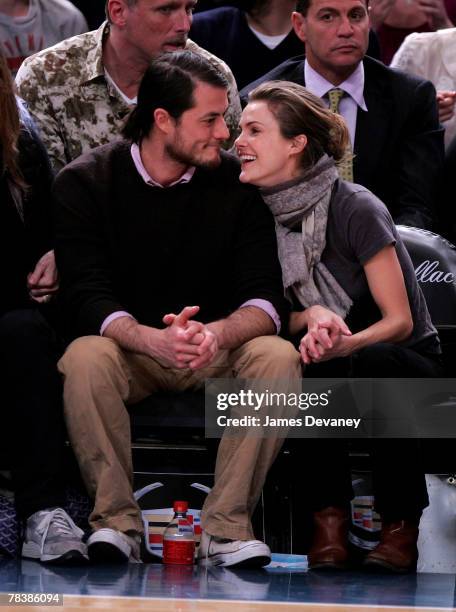 Keri Russell and Shane Dreary attend Dallas Mavericks vs New York Knicks game at Madison Square Garden on December 10, 2007 in New York City, New...