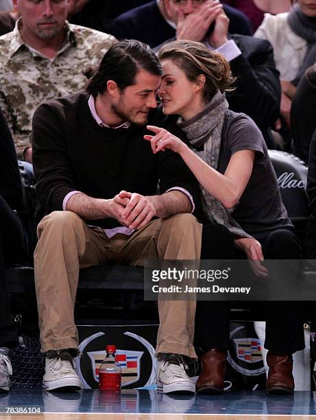Keri Russell and Shane Dreary attend Dallas Mavericks vs New York Knicks game at Madison Square Garden on December 10, 2007 in New York City, New...