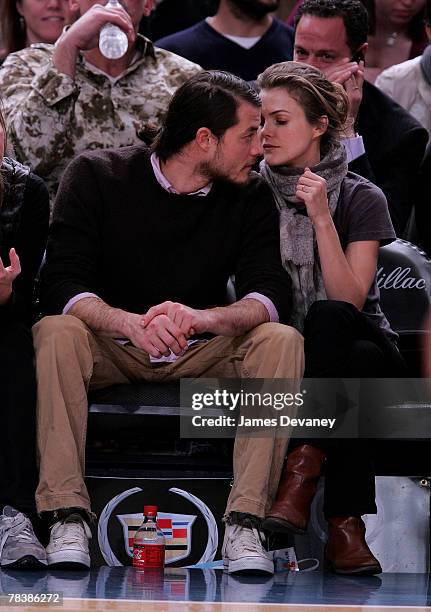 Keri Russell and Shane Dreary attend Dallas Mavericks vs New York Knicks game at Madison Square Garden on December 10, 2007 in New York City, New...