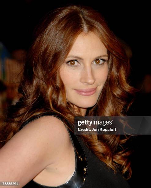 Actress Julia Roberts arrives at the Los Angeles premiere "Charlie Wilson's War" at the Citywalk Cinemas on December 10, 2007 in Universal City,...