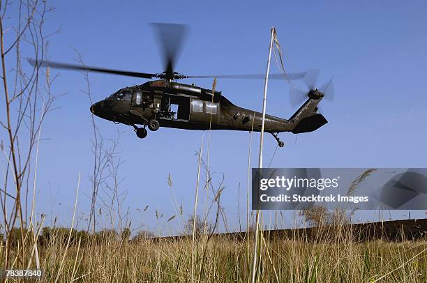 uh-60 black hawk helicopter. - blackhawk helicopter stock pictures, royalty-free photos & images