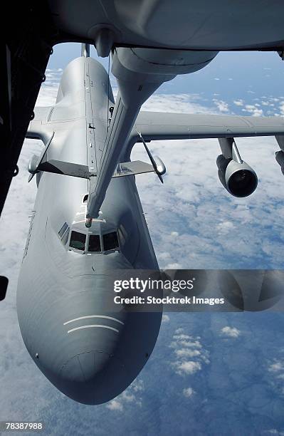 a kc-10 extender prepares to refuel a c-5 galaxy. - c 5 galaxy foto e immagini stock