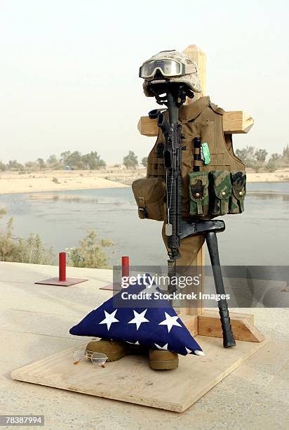 a fallen soldiers memorial. - boots rifle helmet stockfoto's en -beelden