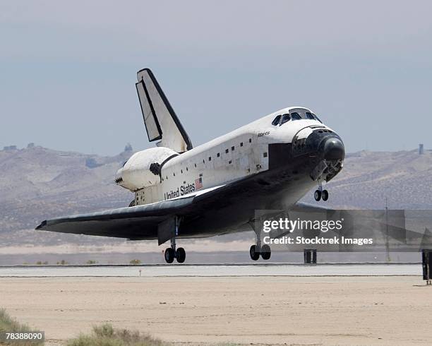 space shuttle atlantis touches down for landing. - transbordador espacial fotografías e imágenes de stock