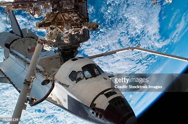 space shuttle endeavour docked to the international space station. - endeavour stockfoto's en -beelden