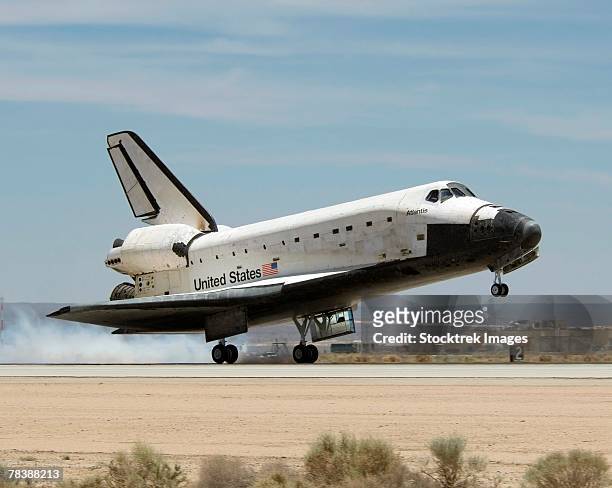 space shuttle atlantis touches down for landing. - navette spatiale atlantis photos et images de collection