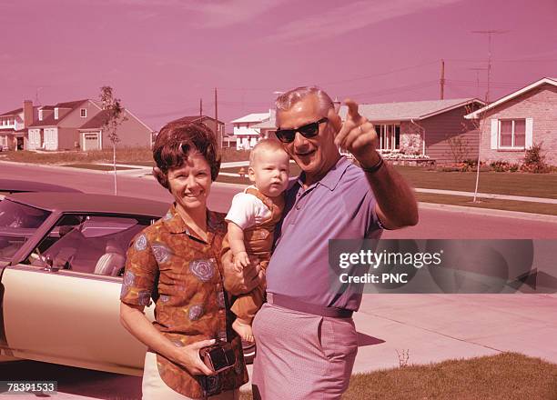 retro suburban family - photographie stock-fotos und bilder