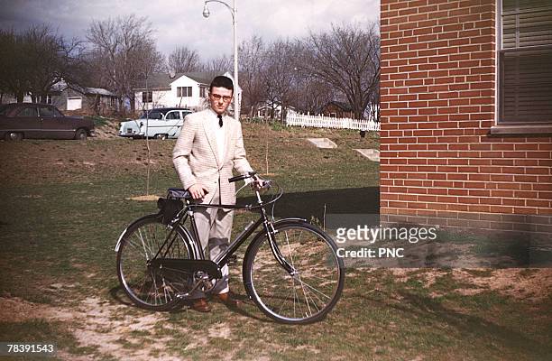 man with bicycle - nostalgie photos et images de collection