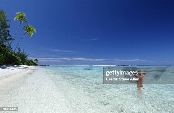 woman swimming - women skinny dipping stockfoto's en -beelden