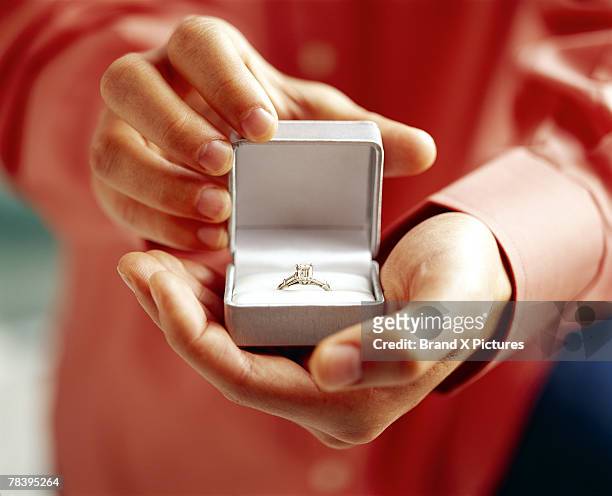 man with engagement ring - engagement ring box - fotografias e filmes do acervo