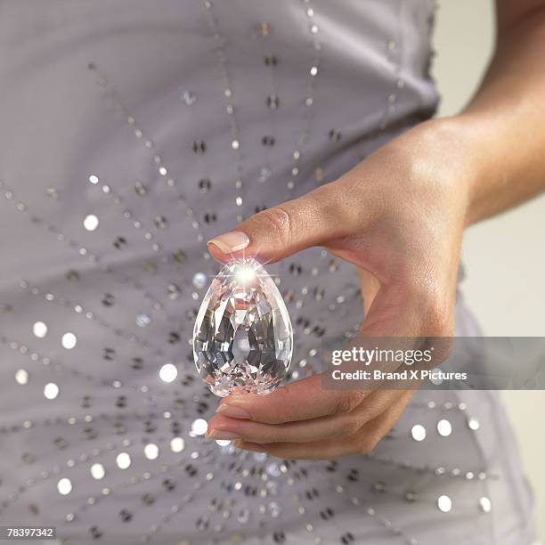 woman accessorizing with crystals - accessorizing imagens e fotografias de stock