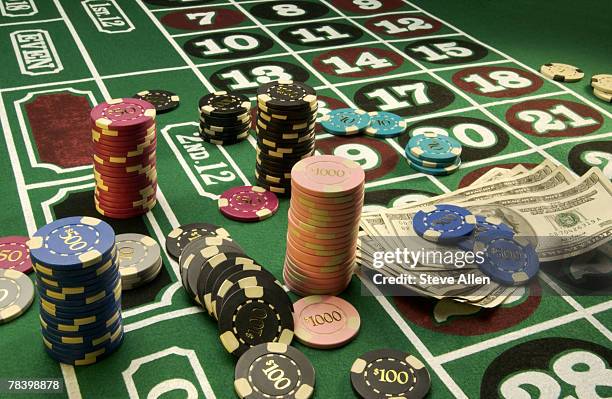 gambling - casino interior photos et images de collection