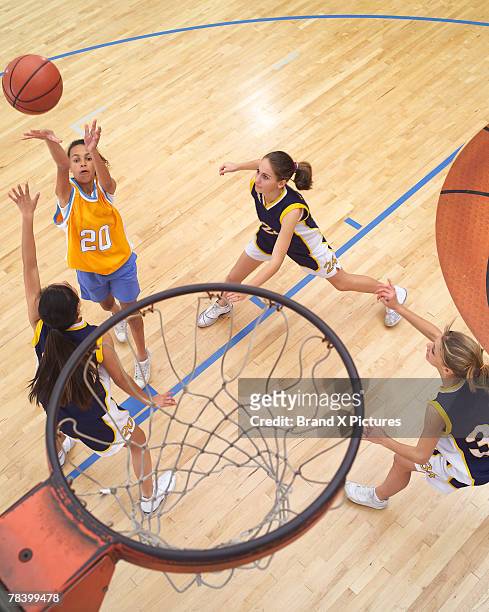 teenage girls playing basketball - basketballmannschaft stock-fotos und bilder