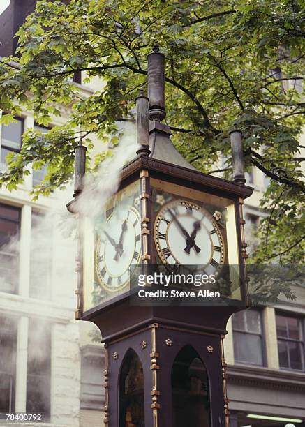 steam clock in vancouver, canada - hours in news around the world stock pictures, royalty-free photos & images