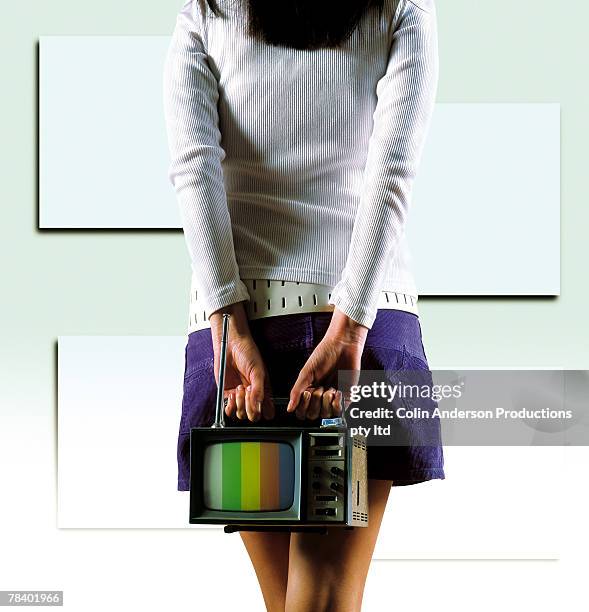woman with retro tv - carta de ajuste fotografías e imágenes de stock