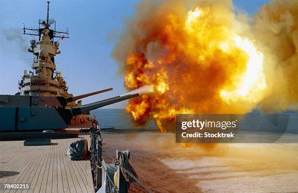 Battleship Firing Guns, Foto de stock