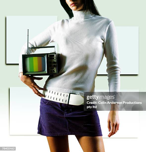 woman with retro tv - carta de ajuste fotografías e imágenes de stock
