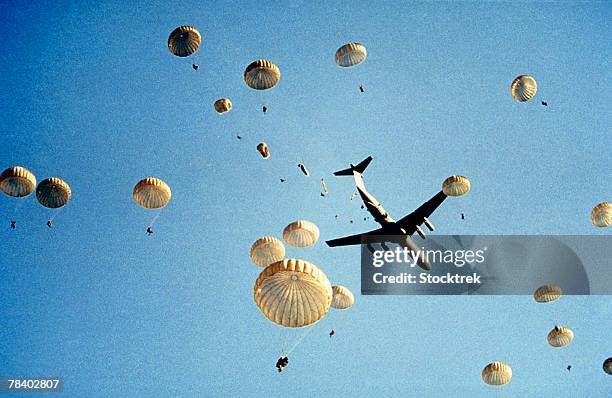 troops parachuting from military aircraft - fallen soldier 個照片及圖片檔