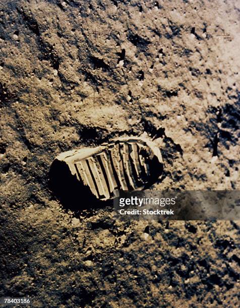 astronaut footprint on the moon - footprint moon fotografías e imágenes de stock