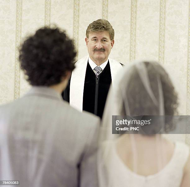 man marrying couple - wedding ceremony stock-fotos und bilder
