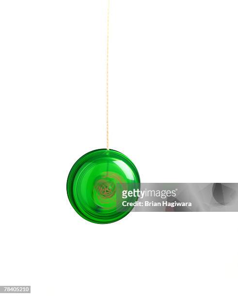 green yo-yo on white - yoyo photos et images de collection