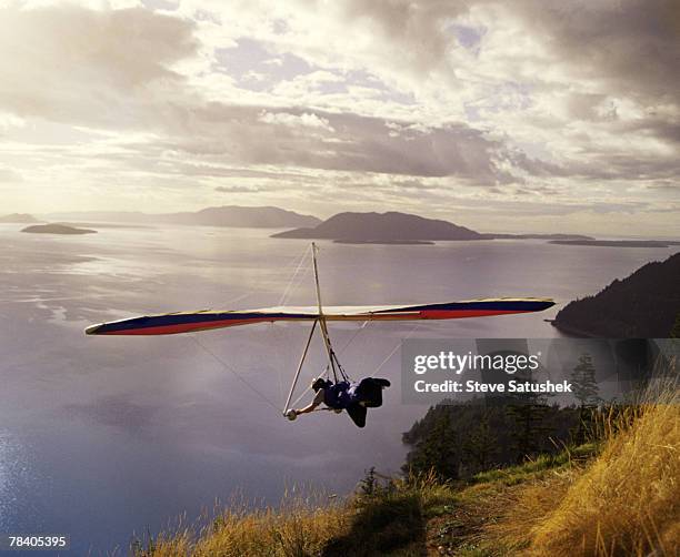 hang glider over lake - water glide stockfoto's en -beelden