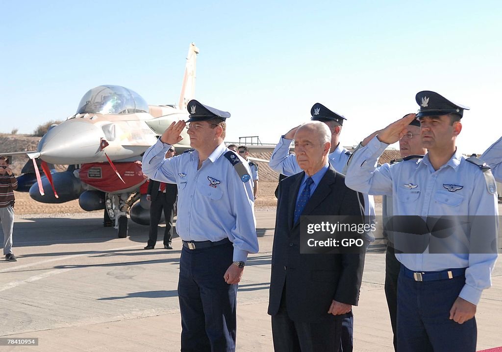Shimon Peres Visits Israeli Air Force Base