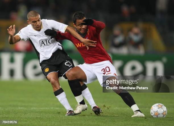 Danny Simpson of Manchester United clashes with Mancini of AS Roma during the UEFA Champions League match between AS Roma and Manchester United at...