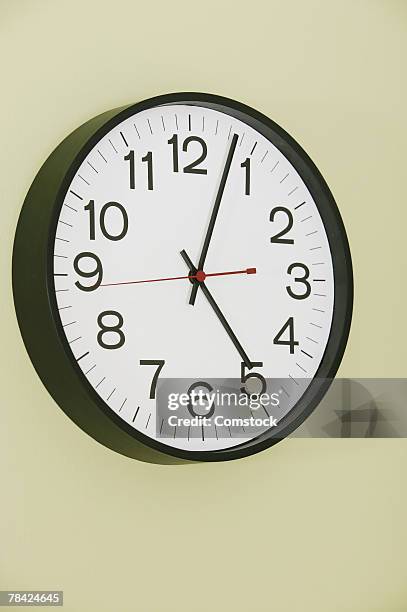 clock on wall - relógio de parede imagens e fotografias de stock