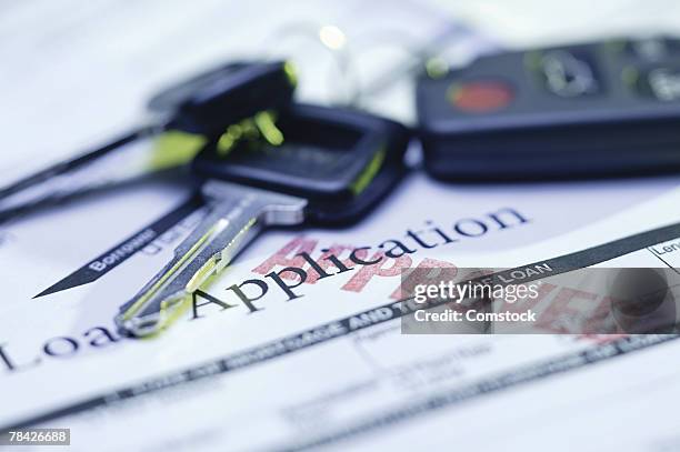 approved loan application with car keys - autokredit stock-fotos und bilder