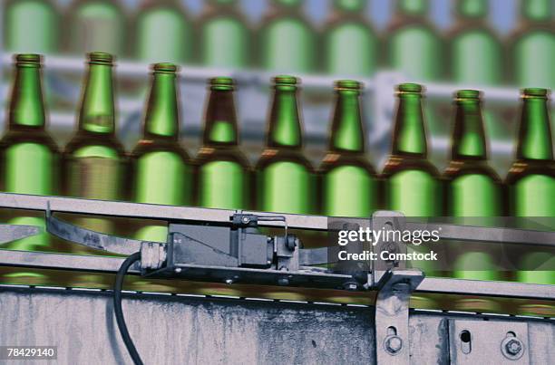 bottling plant - bierflaschen fließband stock-fotos und bilder